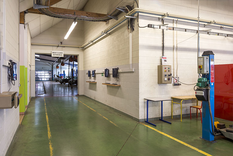 Vue intérieure de l'atelier mécanique auto. © Mary Ruffinoni / Région Bourgogne-Franche-Comté, Inventaire du patrimoine - 2014