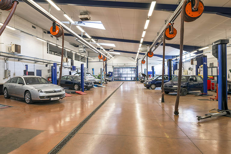 Vue intérieure de l'atelier mécanique auto. © Mary Ruffinoni / Région Bourgogne-Franche-Comté, Inventaire du patrimoine - 2014