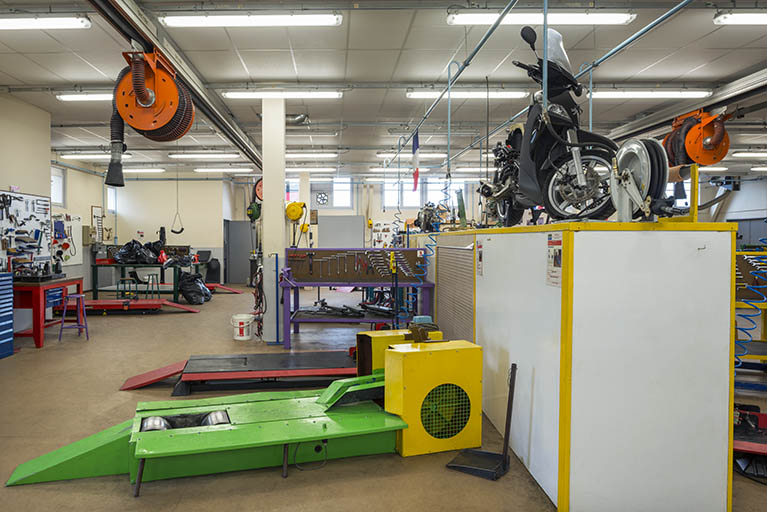 Vue intérieure d'atelier mécanique cycles. © Mary Ruffinoni / Région Bourgogne-Franche-Comté, Inventaire du patrimoine - 2014