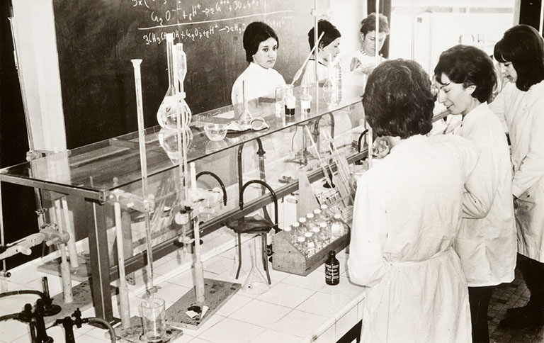 Classe de chimie durant les années 1960. © Jérôme  Mongreville (reproduction) / Région Bourgogne-Franche-Comté, Inventaire du patrimoine - 2014