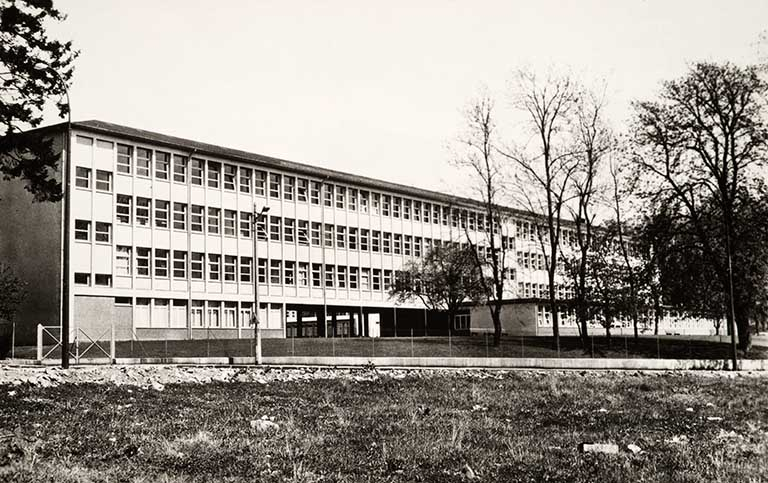 Vue du lycée durant les années 1960. © Jérôme  Mongreville (reproduction) / Région Bourgogne-Franche-Comté, Inventaire du patrimoine - 2014