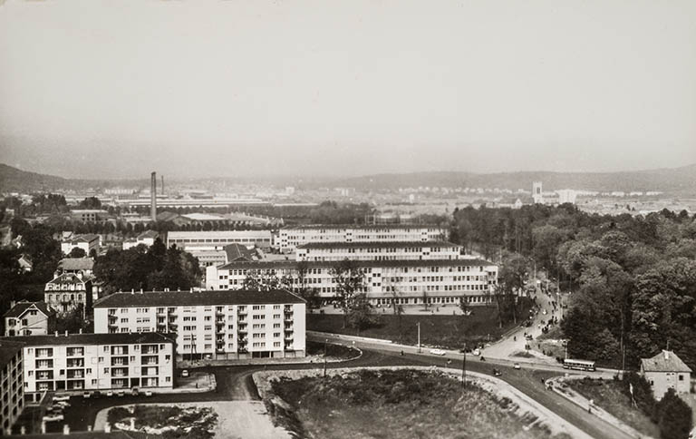 Vue aérienne du lycée durant les années 1960. © Jérôme  Mongreville (reproduction) / Région Bourgogne-Franche-Comté, Inventaire du patrimoine - 2014