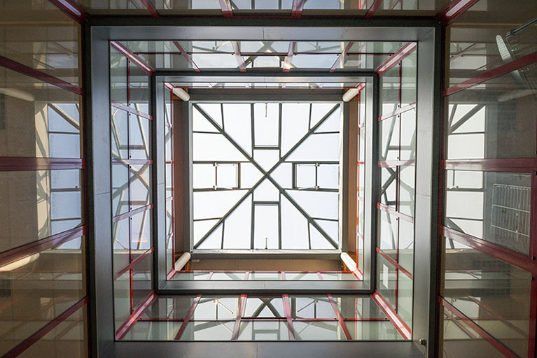 Intérieur de la pyramide : sa verrière. © Mary Ruffinoni / Région Bourgogne-Franche-Comté, Inventaire du patrimoine - 2014