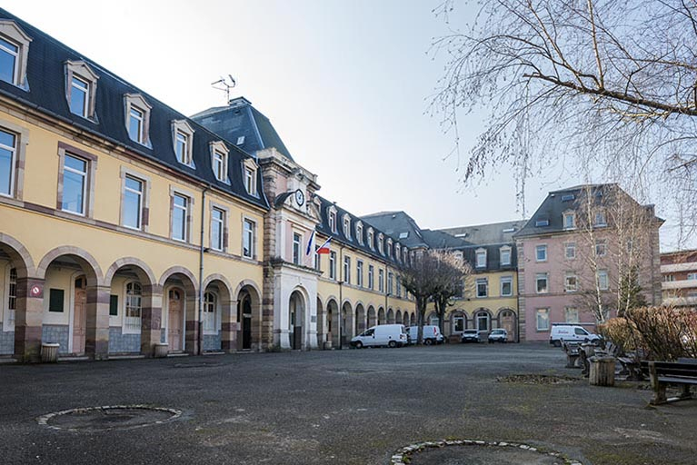 Façade antérieure du grand lycée, aile ouest et sa cour d'honneur. © Mary Ruffinoni / Région Bourgogne-Franche-Comté, Inventaire du patrimoine - 2014