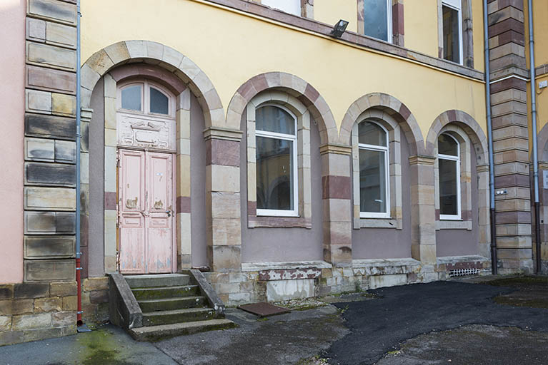 Détail de porte sur la façade antérieure de l'aile est du corps central du grand lycée. © Mary Ruffinoni / Région Bourgogne-Franche-Comté, Inventaire du patrimoine - 2014