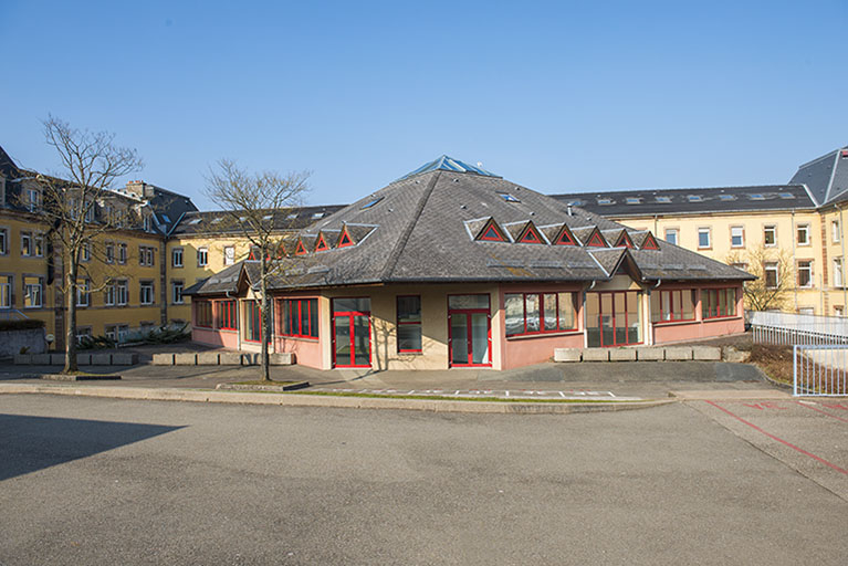 Façade postérieure (sud) du grand lycée et face sud de la pyramide. © Mary Ruffinoni / Région Bourgogne-Franche-Comté, Inventaire du patrimoine - 2014