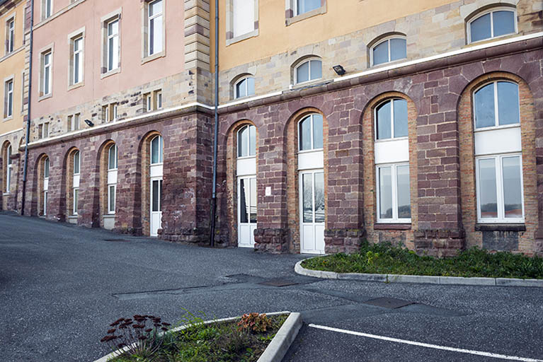 Détail de la façade orientale de l'aile est du grand lycée. © Mary Ruffinoni / Région Bourgogne-Franche-Comté, Inventaire du patrimoine - 2014