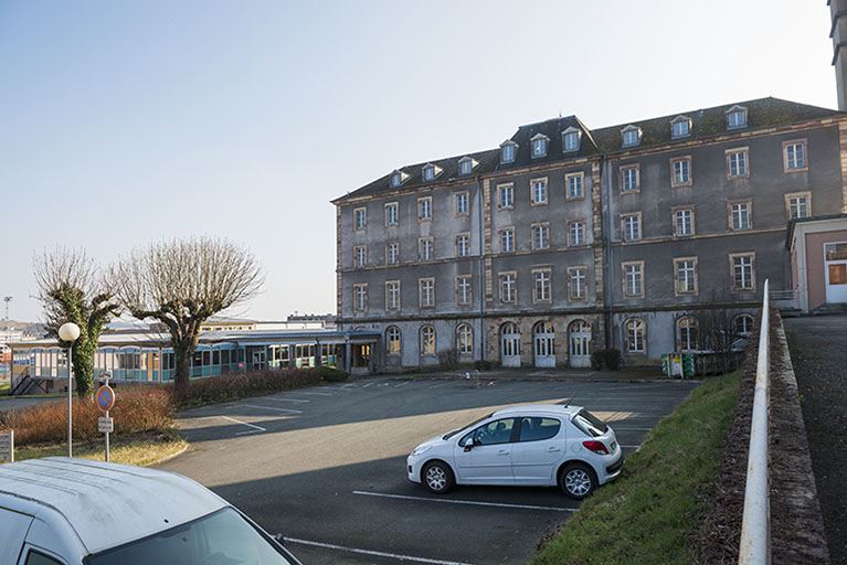 Cour du petit lycée, sa façade nord, trappes de livraison de bois, restauration. © Mary Ruffinoni / Région Bourgogne-Franche-Comté, Inventaire du patrimoine - 2014