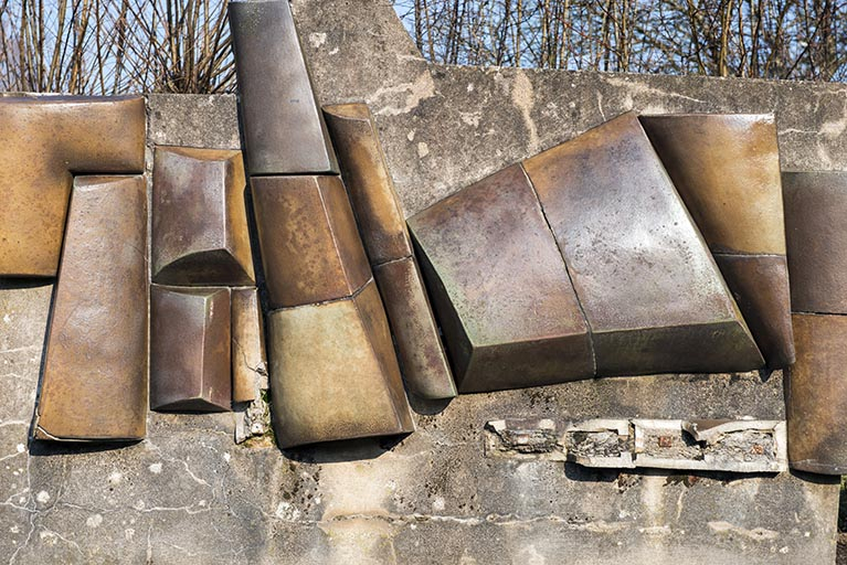 Sculpture de Nicole Giroud dans la cour d'honneur : détail.  © Mary Ruffinoni / Région Bourgogne-Franche-Comté, Inventaire du patrimoine - 2014