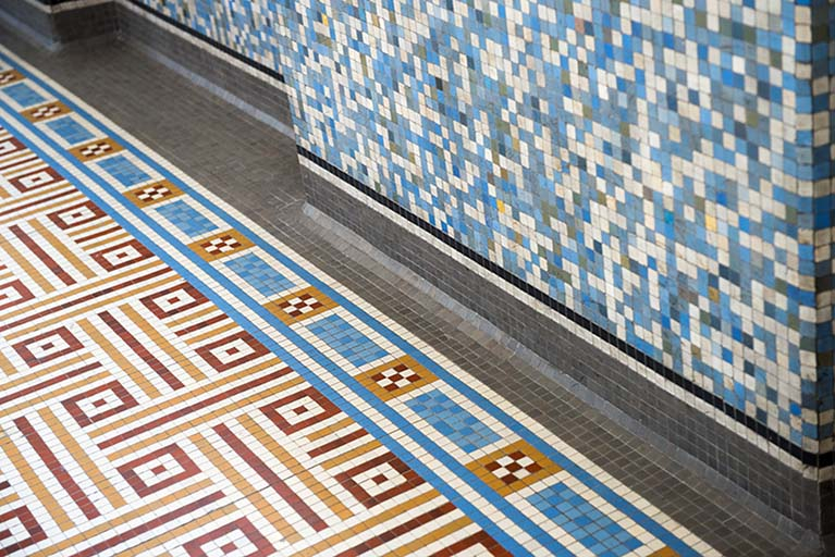 Détail de carrelage sol et mur du couloir. © Mary Ruffinoni / Région Bourgogne-Franche-Comté, Inventaire du patrimoine - 2014