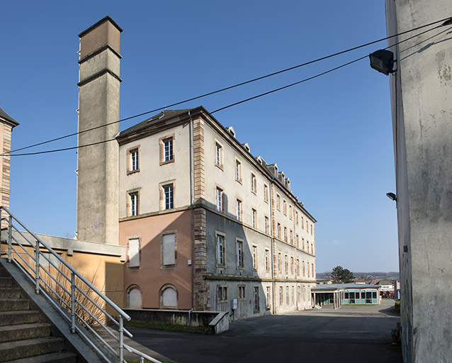 Angle sud-ouest et façade sud du petit lycée. Au second plan la restauration. © Mary Ruffinoni / Région Bourgogne-Franche-Comté, Inventaire du patrimoine - 2014
