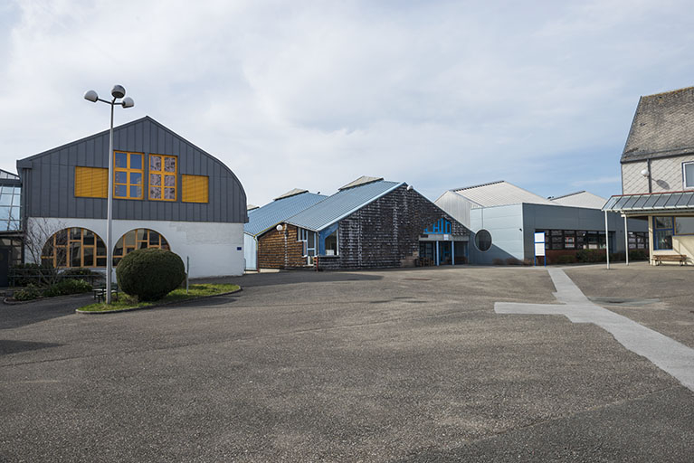 Bâtiments d'administration et ateliers bordant la place à l'ouest. © Mary Ruffinoni / Région Bourgogne-Franche-Comté, Inventaire du patrimoine - 2014
