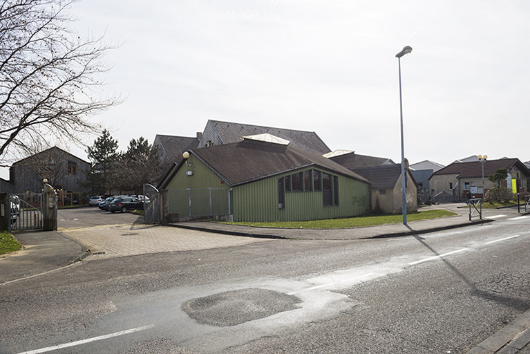 Vue des façades nord des ateliers depuis l'entrée nord-est de la rue d'Alembert. © Mary Ruffinoni / Région Bourgogne-Franche-Comté, Inventaire du patrimoine - 2014