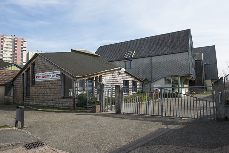 Entrée nord- ouest de la rue d'Alembert, donnant sur la place via la rue vers le nord. © Mary Ruffinoni / Région Bourgogne-Franche-Comté, Inventaire du patrimoine - 2014