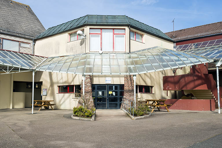 Cour, dite place des droits de l'homme, face au foyer à l'est. © Mary Ruffinoni / Région Bourgogne-Franche-Comté, Inventaire du patrimoine - 2014