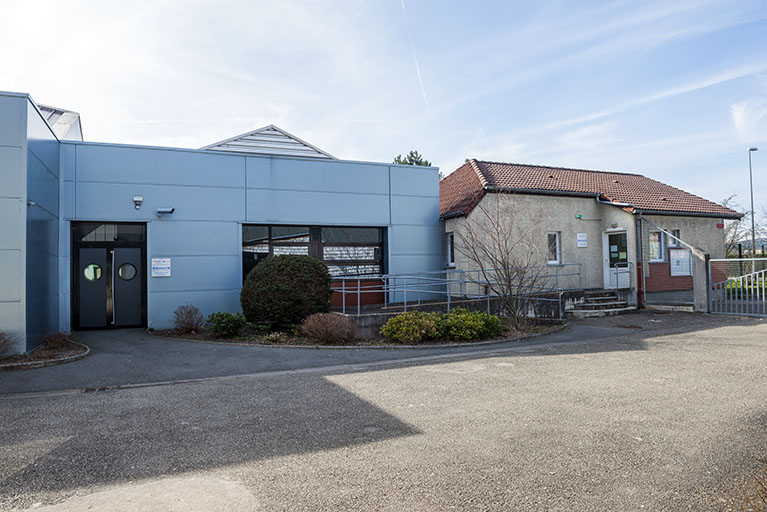 Façade est de l'atelier et angle nord-est de l'infirmerie, à l'entrée nord-ouest de la rue d'Alembert. © Mary Ruffinoni / Région Bourgogne-Franche-Comté, Inventaire du patrimoine - 2014