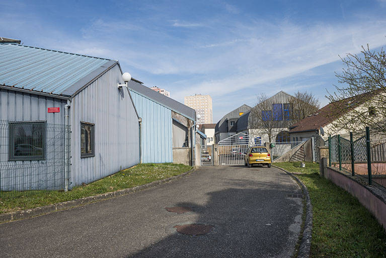 Vue de l'ouest, l'entrée sud-ouest, entre les ateliers et le logement de fonction. © Mary Ruffinoni / Région Bourgogne-Franche-Comté, Inventaire du patrimoine - 2014