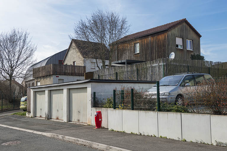 Façades sud de l'administration et du logement sud, garages bordant la rue du bocage. © Mary Ruffinoni / Région Bourgogne-Franche-Comté, Inventaire du patrimoine - 2014