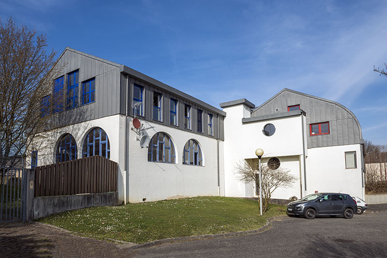 Façades sud et ouest de l'administration et de l'atelier électronique. © Mary Ruffinoni / Région Bourgogne-Franche-Comté, Inventaire du patrimoine - 2014