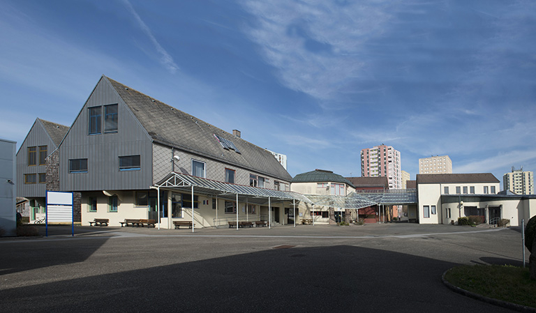 La place vue de l'ouest. © Mary Ruffinoni / Région Bourgogne-Franche-Comté, Inventaire du patrimoine - 2014