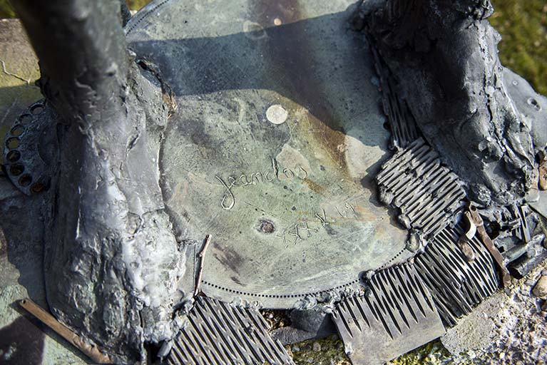 Détail des pieds et de la date et signature. © Mary Ruffinoni / Région Bourgogne-Franche-Comté, Inventaire du patrimoine - 2014