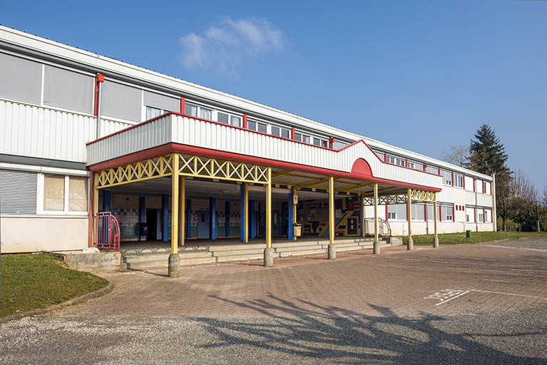 L'auvent et le préau de l'externat nord sur cour. © Mary Ruffinoni / Région Bourgogne-Franche-Comté, Inventaire du patrimoine - 2014