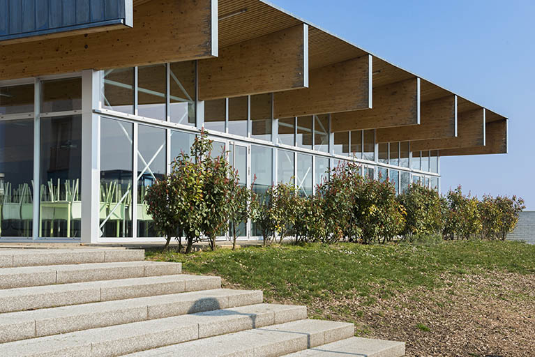 Détail de la façade sud de la cantine. © Mary Ruffinoni / Région Bourgogne-Franche-Comté, Inventaire du patrimoine - 2014