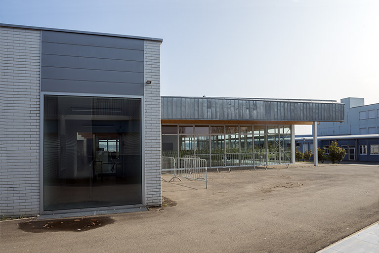 Détail de la façade ouest d'entrée de la cantine. © Mary Ruffinoni / Région Bourgogne-Franche-Comté, Inventaire du patrimoine - 2014