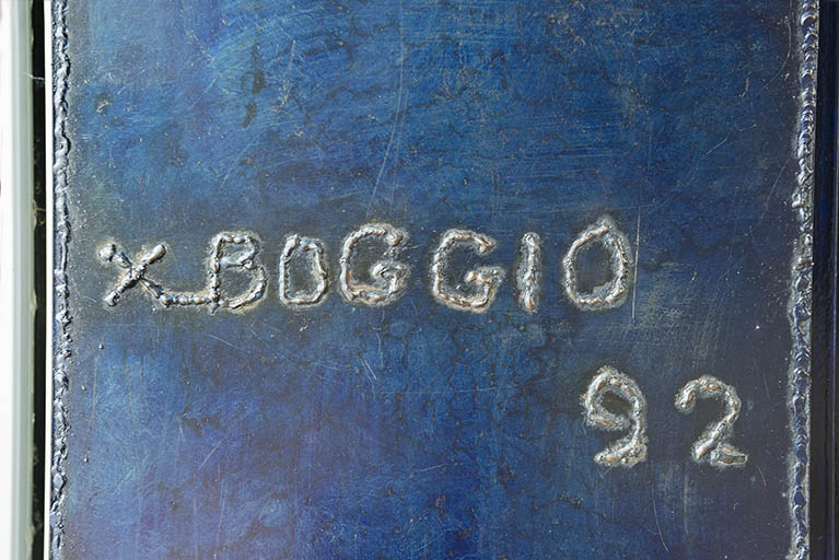 Signature et date sur la sculpture le long de la rue. © Mary Ruffinoni / Région Bourgogne-Franche-Comté, Inventaire du patrimoine - 2014