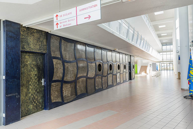 Vue d'ensemble de la sculpture le long de la rue. © Mary Ruffinoni / Région Bourgogne-Franche-Comté, Inventaire du patrimoine - 2014