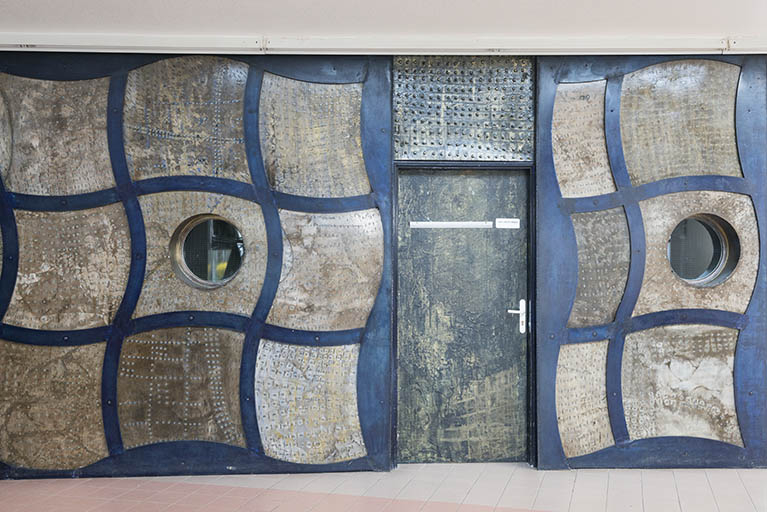 Détail de la sculpture sur le mur de la rue. © Mary Ruffinoni / Région Bourgogne-Franche-Comté, Inventaire du patrimoine - 2014