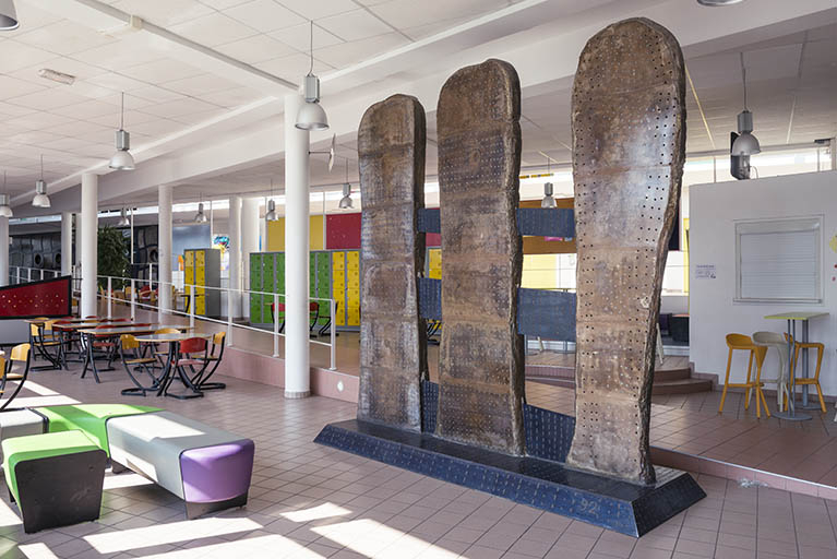 Les trois totems dans leur contexte. © Mary Ruffinoni / Région Bourgogne-Franche-Comté, Inventaire du patrimoine - 2014