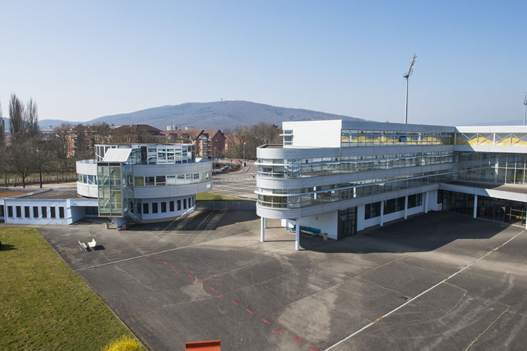 Cour, angle sud-est de l'externat. © Mary Ruffinoni / Région Bourgogne-Franche-Comté, Inventaire du patrimoine - 2014