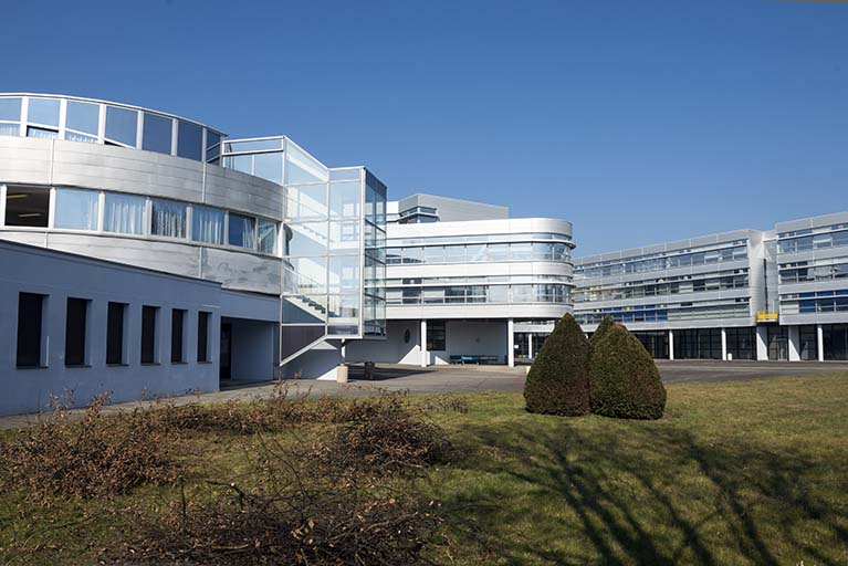 Vue sur la cour, la tour et les externats depuis le sud-ouest.  © Mary Ruffinoni / Région Bourgogne-Franche-Comté, Inventaire du patrimoine - 2014
