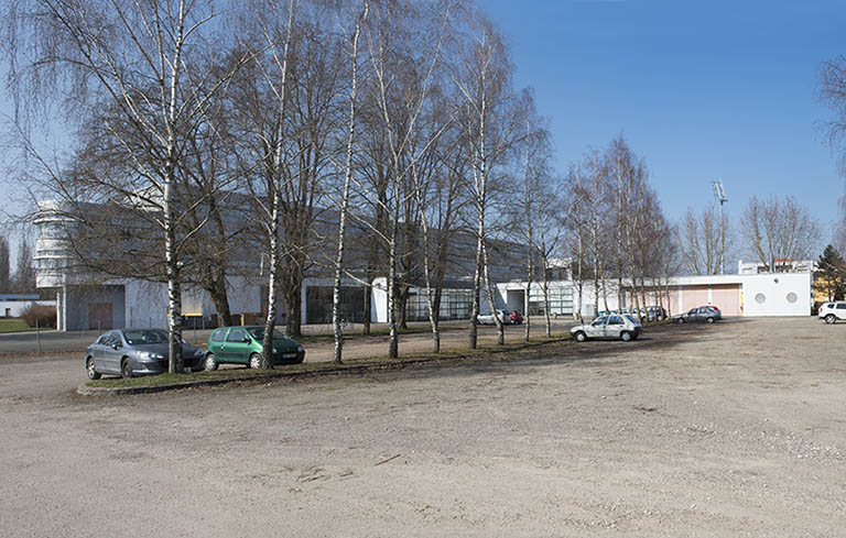 Aire de stationnement à l'est de la parcelle. © Mary Ruffinoni / Région Bourgogne-Franche-Comté, Inventaire du patrimoine - 2014