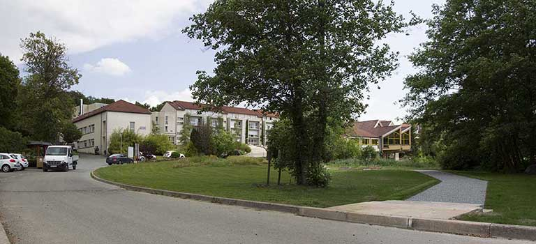 Angle nord-ouest de l'administration et des logements et vue d'ensemble.  © Jérôme Mongreville / Région Bourgogne-Franche-Comté, Inventaire du patrimoine - 2014