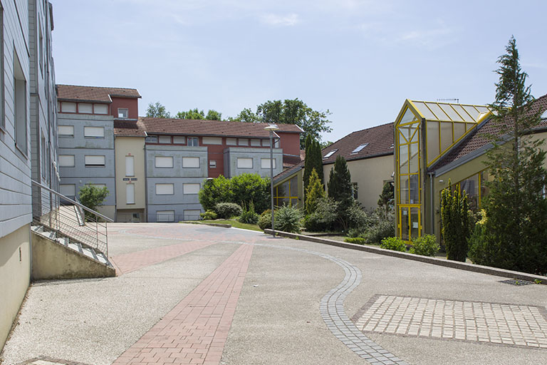 Façade ouest et nord de l'internat, cour entre l'internat et la façade est de l'externat. © Jérôme Mongreville / Région Bourgogne-Franche-Comté, Inventaire du patrimoine - 2014