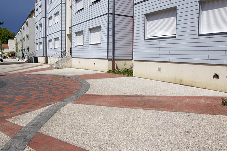 Détail du pavage de la cour. © Jérôme Mongreville / Région Bourgogne-Franche-Comté, Inventaire du patrimoine - 2014