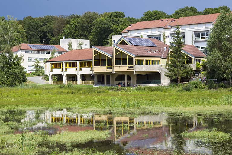 Depuis l'ouest, vue d'ensemble sur la restauration et l'administration. © Jérôme Mongreville / Région Bourgogne-Franche-Comté, Inventaire du patrimoine - 2014