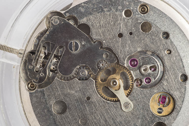 Mécanisme du remontoir (côté cadran). A droite, l'amortisseur de chocs. © Sonia Dourlot / Région Bourgogne-Franche-Comté, Inventaire du patrimoine - 2015