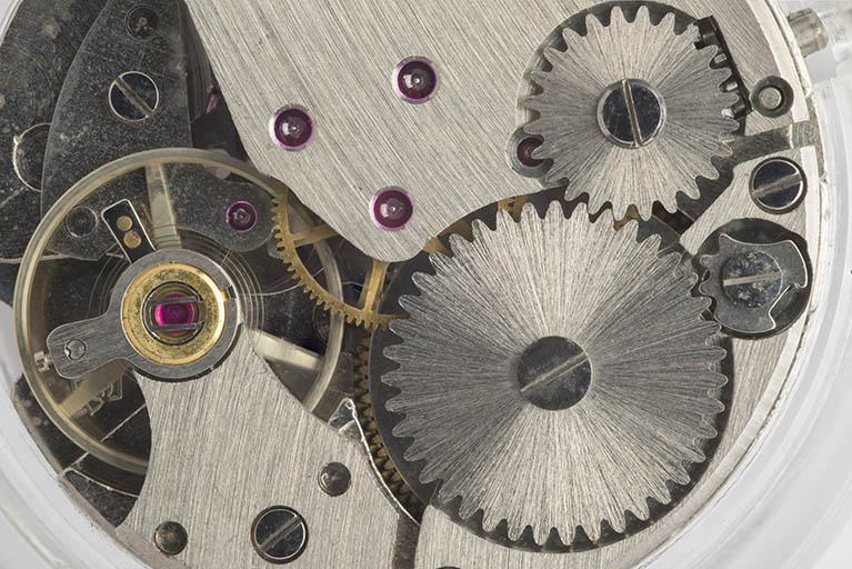 Détail : de gauche à droite, balancier-spiral, rochet et roue de couronne (côté ponts). © Sonia Dourlot / Région Bourgogne-Franche-Comté, Inventaire du patrimoine - 2015