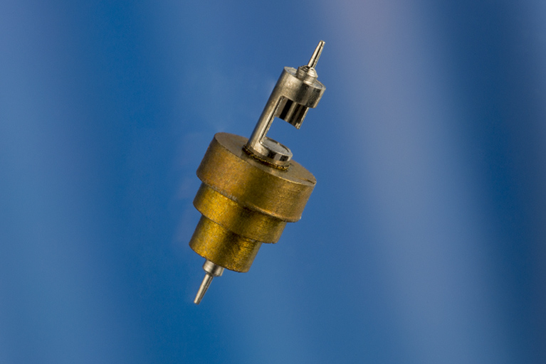 Echappement à cylindre : cylindre (en métal blanc) équipé de la "siette" (assise du balancier) en laiton. © Sonia Dourlot / Région Bourgogne-Franche-Comté, Inventaire du patrimoine - 2015