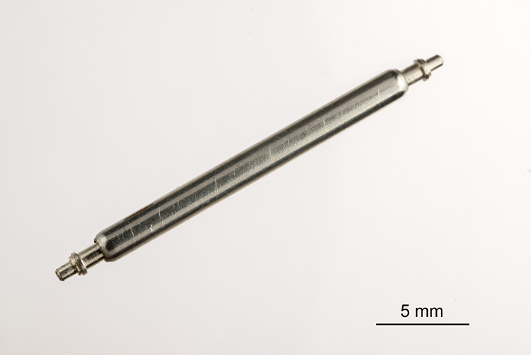 Barrette ("anse à pompe") permettant la fixation du bracelet sur le boîtier. © Sonia Dourlot / Région Bourgogne-Franche-Comté, Inventaire du patrimoine - 2015