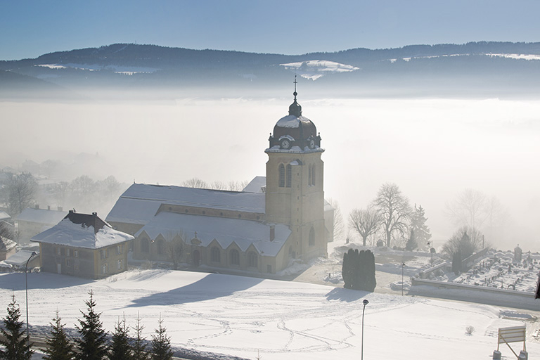 L'église en hiver par temps de brouillard, vues depuis la rue de la Côte. © Sonia Dourlot / Région Bourgogne-Franche-Comté, Inventaire du patrimoine - 2015