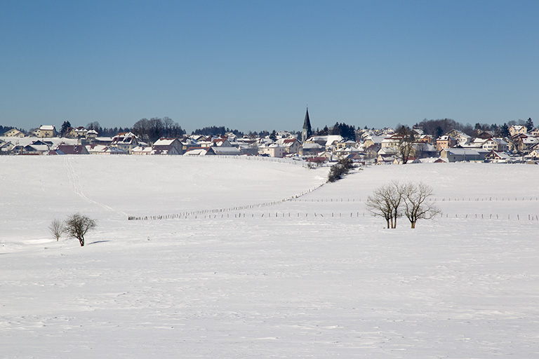 Vue d'ensemble de la ville de Charquemont en hiver, depuis la Combe Saint-Pierre. © Sonia Dourlot / Région Bourgogne-Franche-Comté, Inventaire du patrimoine - 2015 Vue d'ensemble de la ville de Charquemont en hiver, depuis la Combe Saint-Pierre. © Sonia Dourlot / Région Bourgogne-Franche-Comté, Inventaire du patrimoine - 2015