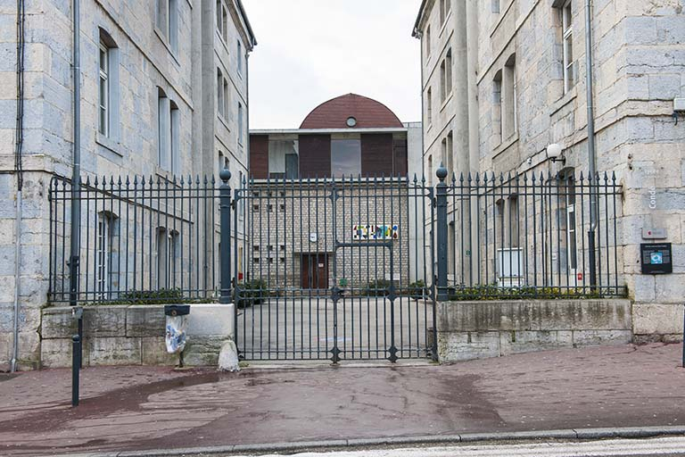 Grille d'entrée donnant sur la place. © Jérôme Mongreville / Région Bourgogne-Franche-Comté, Inventaire du patrimoine - 2015