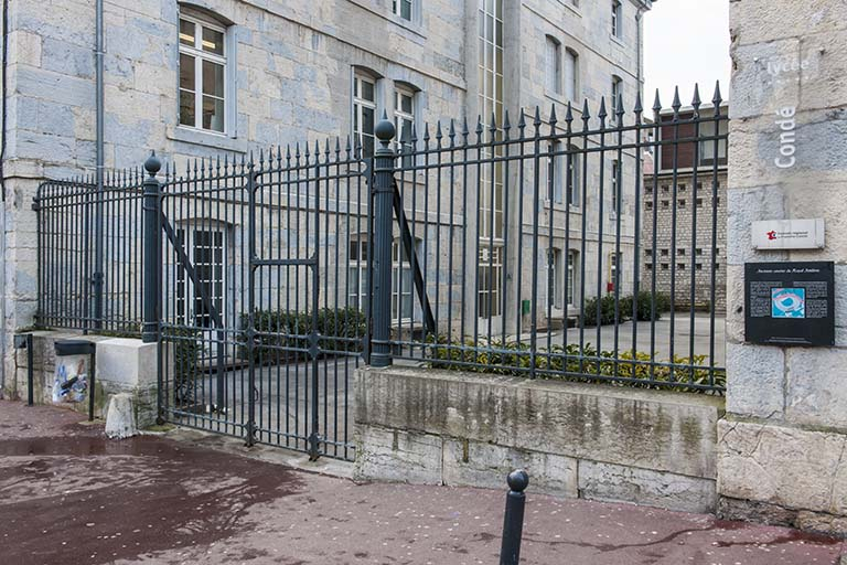 Grille de l'entrée principale : vue rapprochée de trois-quart. © Jérôme Mongreville / Région Bourgogne-Franche-Comté, Inventaire du patrimoine - 2015