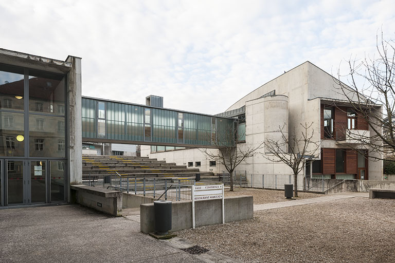 Vue de la cour, de la passerelle et du pignon nord du restaurant d'application depuis le nord-est. © Jérôme Mongreville / Région Bourgogne-Franche-Comté, Inventaire du patrimoine - 2015