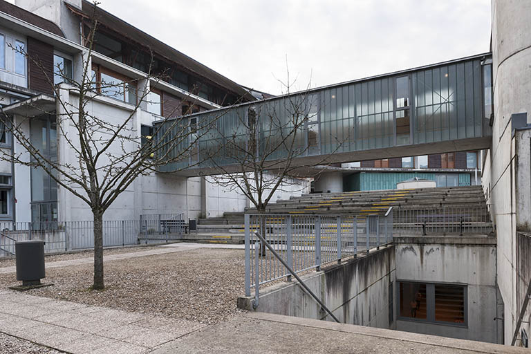 L'entrée du gymnase dans la cour.  © Jérôme Mongreville / Région Bourgogne-Franche-Comté, Inventaire du patrimoine - 2015