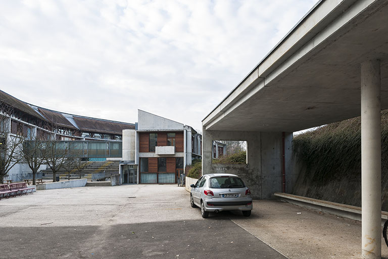 La cour, la passerelle et le pignon nord du restaurant d'application vues depuis le nord. © Jérôme Mongreville / Région Bourgogne-Franche-Comté, Inventaire du patrimoine - 2015